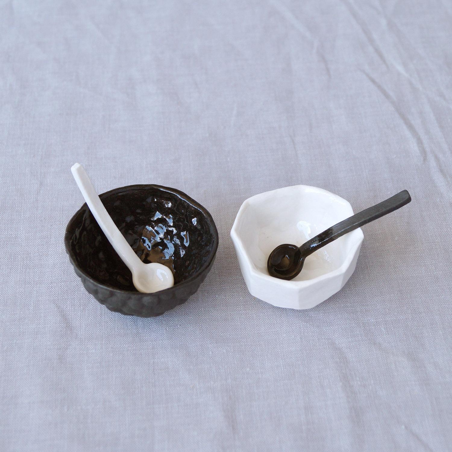 black and white cruet set, porcelain pinch pots, ceramic cruet set, ceramic spoons, Vanillakiln, salt and pepper pinch pots, 